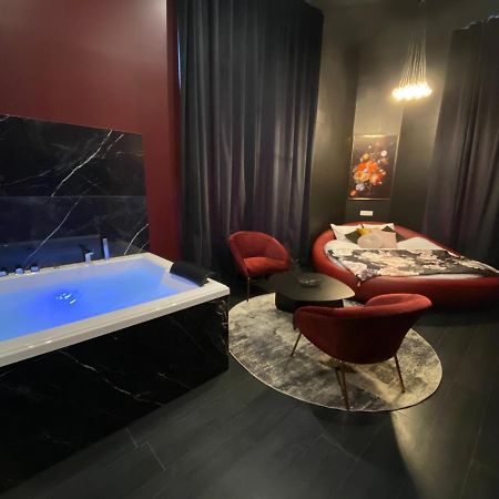 Legend Majestic Superbe Love Room - Jacuzzi - Champagne - Romantisme - parking privé Mâcon Extérieur photo